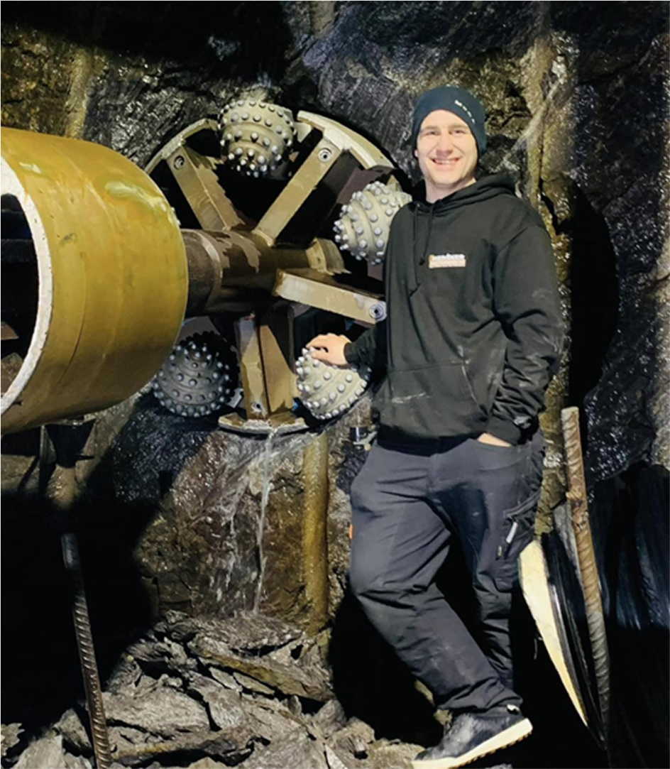 Boreoperatør foran tunnelboremaskin under prosjekt ved Reinåa Kraftstasjon i Meråker.